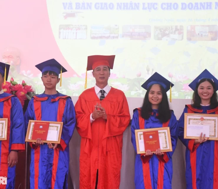 Doanh nghiệp “đón lõng” sinh viên trường nghề tại lễ tốt nghiệp