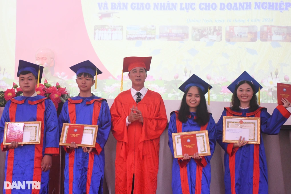 Doanh nghiệp “đón lõng” sinh viên trường nghề tại lễ tốt nghiệp